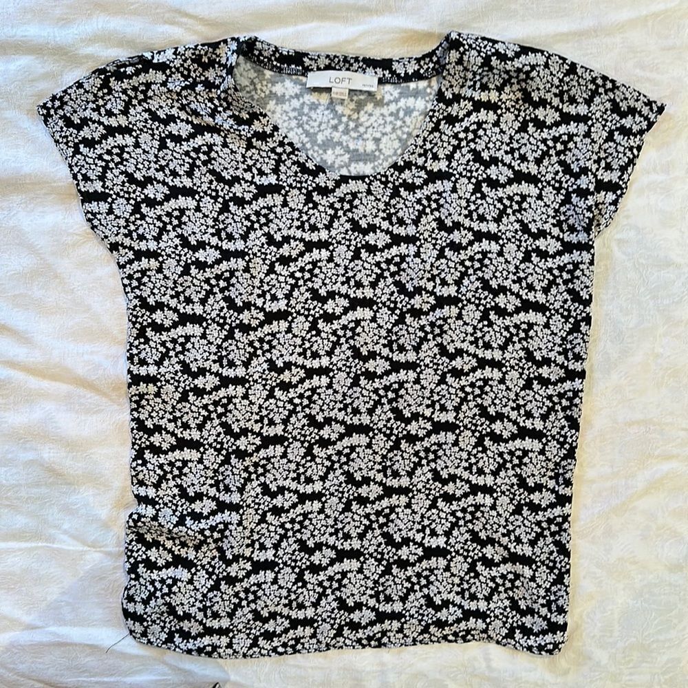 Loft Women’s Silky Tshirt Navy Floral Cap Sleeves Size XXSP